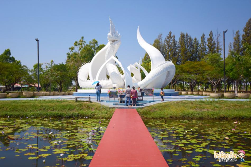อุทยานบัวเฉลิมพระเกียรติ ตั้งอยู่ตรงข้ามกับบึงหนองหาร จ.สกลนคร